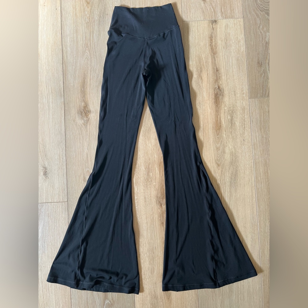 OFFLINE By Aerie Real Me High Waisted Crossover Rib Super Flare Legging EUC - Picture 5 of 11
